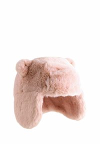 Chapeau en fausse fourrure rose avec des rabats d'oreilles, un dessus arrondi et de petites oreilles rondes sur les côtés. Texture douce et design sans couture.