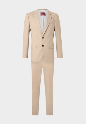 Ensemble de costume beige comprenant un blazer ajusté avec des revers notch, une poche poitrine simple, deux poches avant et un pantalon slim.