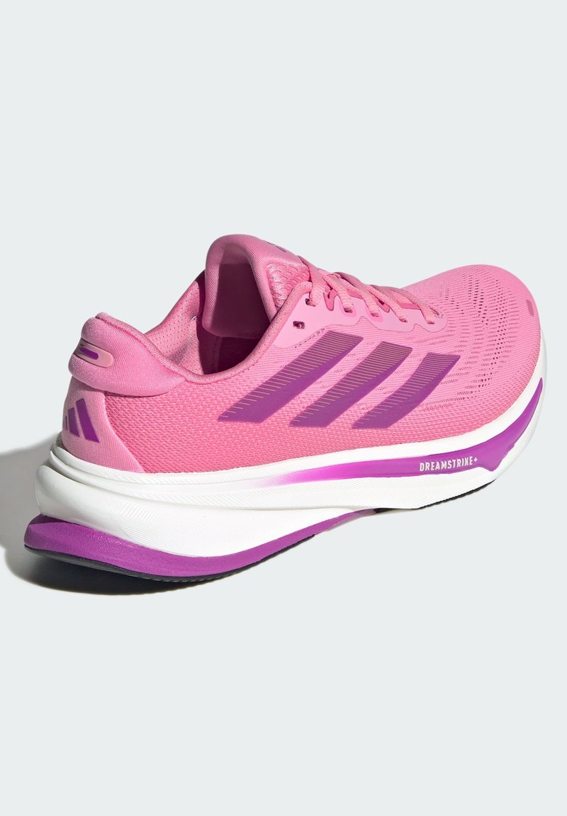 Chaussure de course rose avec tige en mesh, trois bandes diagonales, design texturé, semelle intermédiaire blanche et accent violet sur la semelle extérieure.