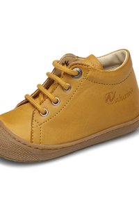 Scarpa alta in pelle gialla con chiusura a lacci, suola in gomma e punta rotonda. Dettagli cuciti e accento del logo sul lato.