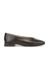 Ballerine in pelle marrone con punta affusolata, tacco basso a blocco e superficie testurizzata. Presentano un discreto logo sul tacco.