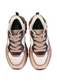 Kopačky s vrškem ze smíšených materiálů v bílé, hnědé a námořnické modré barvě. Silná gumová podrážka, kulatá špička a neutrální tkaničky. Logo značky na jazyku.