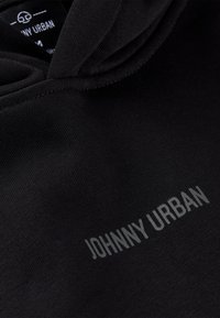 Fekete kapucnis pulóver puha tapintással, zsinóros kapucnival és a "JOHNNY URBAN" felirattal, amely diszkrét, világosszürke színű.