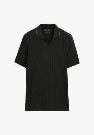 Schwarzes Poloshirt mit kurzen Ärmeln, das über ein strukturiertes Rippdesign, einen V-Ausschnitt und kontrastierende orangefarbene Akzente am Kragen verfügt.