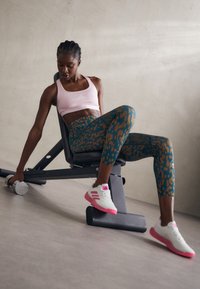 adidas Performance RAPIDMOVE  - Trainingsschuh - footwear white/pink fusion/lucid pink