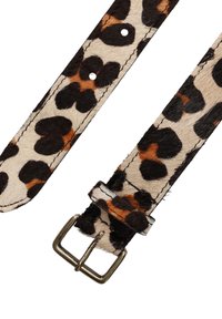 Leopardprint leren riem met zwarte en bruine vlekken, voorzien van een rechthoekige metalen gesp en meerdere verstelgaten.