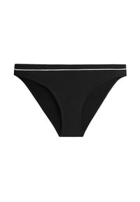 Sous-vêtements style bikini noirs avec une fine bande horizontale blanche le long de la ceinture sur un fond blanc uni.