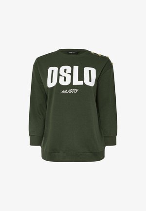 Sudadera verde con la inscripción "OSLO est. 1978" en letras blancas. Tiene mangas largas, un cuello redondo y botones decorativos en el hombro.