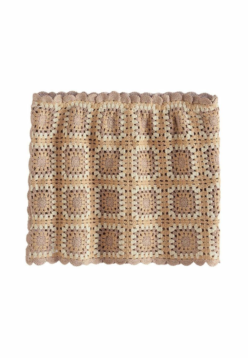 Gehäkelte Baumwolldecke in Beige und Hellbraun, mit einem Rautenmuster und gewellten Kanten, strukturierten Quadraten und offenen Stichen.