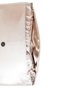 Hedvábná béžová kabelka s metalickým zacvakáváním a řetízkem. Interiér má hladké saténové podšívka a kapsu pro organizaci.