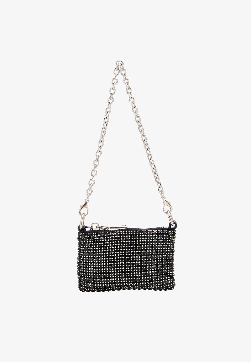 Sac à main noir avec un motif texturé de petites perles métalliques, une bandoulière en chaîne argentée et une fermeture à glissière en haut pour plus de sécurité.