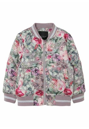 Chaqueta bomber acolchada para niñas con cremallera frontal, puños acanalados y patrón floral multicolor sobre fondo gris claro.