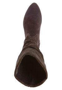 Brun mockaankelboots med spetsig tå, slapp design och mjuk textur. Har sömnadsdetaljer längs överkanten.