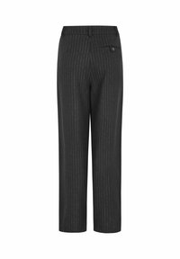 Zwarte broek met streepjes in een rechte snit, met een enkele achterzak en knoopdetail. Gemaakt van een gestructureerde stof.