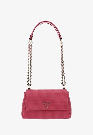 Sac à épaule texturé rose avec un motif tissé, une bandoulière en chaîne argentée et un accent en triangle logo sur le rabat de fermeture.