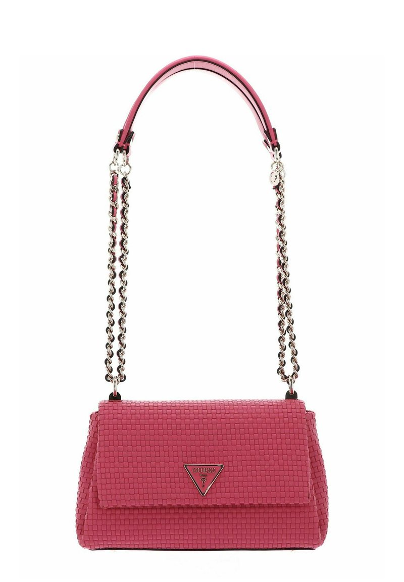 Sac à épaule texturé rose avec un motif tissé, une bandoulière en chaîne argentée et un accent en triangle logo sur le rabat de fermeture.