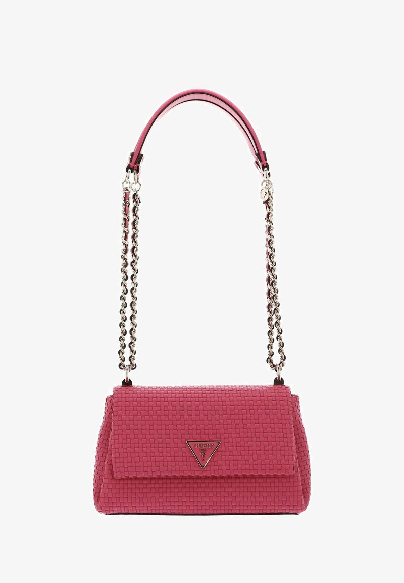 Sac à épaule texturé rose avec un motif tissé, une bandoulière en chaîne argentée et un accent en triangle logo sur le rabat de fermeture.