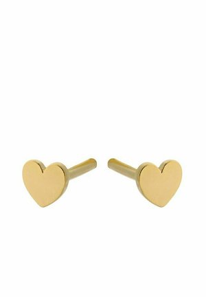 Paire de petites boucles d'oreilles en or en forme de cœur avec des tiges droites pour oreilles percées sur fond blanc.