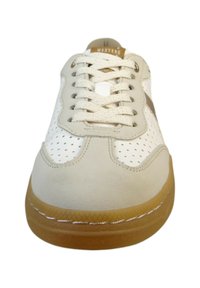 Světlé béžové tenisky s bílými perforovanými prvky, zaoblenou špičkou, šněrováním a gumovou podešví. Branding na jazyku ve zlaté barvě.