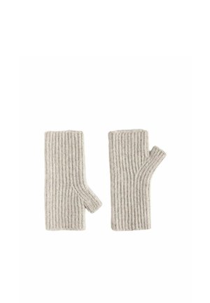 Par de guantes sin dedos beige de punto acanalado con ranuras separadas para el pulgar, colocados planos sobre un fondo blanco.