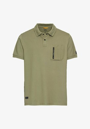 Olijfgroene polo met een kraag, korte mouwen en een borstzak met ritssluiting. Zachte textuur en eenvoudig ontwerp.