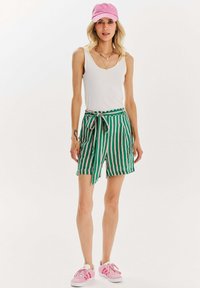 NAOKO PEPPERMINT - Šortky - green