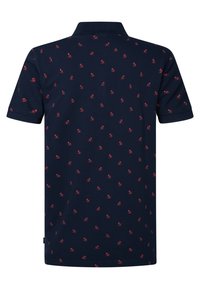 Polo de color azul marino con un acabado texturizado, que presenta un patrón repetido en rojo de pequeñas figuras. Mangas cortas y un diseño de cuello clásico.