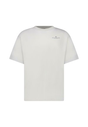 Effen wit T-shirt met korte mouwen en een klein "New College Studio" logo op de linker bovenborst en een ronde hals.