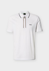 Λευκό πόλο μπλουζάκι από βαμβάκι, με φερμουάρ στον γιακά που έχει μαύρες και καφέ ρίγες, και ένα μικρό μαύρο λογότυπο "BOSS" στο στήθος.