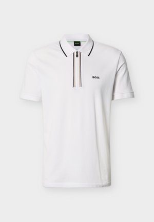 Valge puuvillane polo-särk, millel on tõmblukuga krae mustade ja pruunide triipudega ning väike must "BOSS" logo rinnal.
