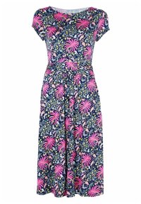 Kwiatowa sukienka z granatowym tłem, pokryta żywymi różowymi kwiatami i flamingami. Krótkie rękawy, okrągły dekolt i dopasowana talia.