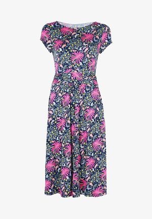 Kukallinen mekko, jossa on tummansininen tausta ja kirkkaat vaaleanpunaiset kukat sekä flamingoja. Lyhyet hihat, pyöreä kaula-aukko ja tiukka vyötärö.