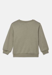 Bluza w oliwkowo-zielonym kolorze, wykonana z miękkiego materiału, z szerokim dekoltem, długimi rękawami oraz ściągaczami na mankietach i dole dla zapewnienia luźnego kroju.