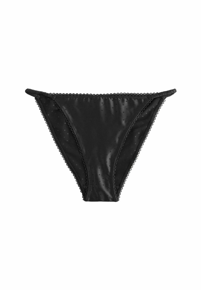 Parte inferior de bikini negra hecha de una tela suave y brillante. Presenta bordes con volantes y pequeños patrones de puntos para dar textura. Diseño de tiro medio.
