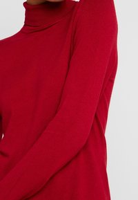 comma Svetr - red