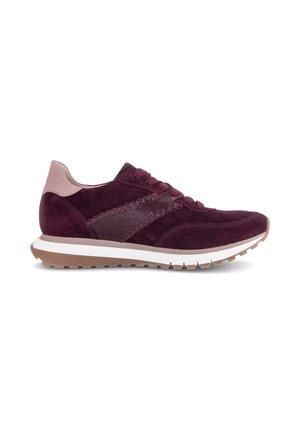 Burgundy ruskinds-sneaker med tekstureret sidepanel, lyserødt hælparti, snørebåndslukning, hvid mellemsål og brun ydersål af gummi med mønster.