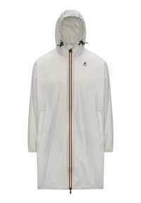Giacca a vento leggera bianca con cappuccio regolabile, zip colorata e tasche laterali. Presenta un logo sulla parte superiore sinistra del petto.