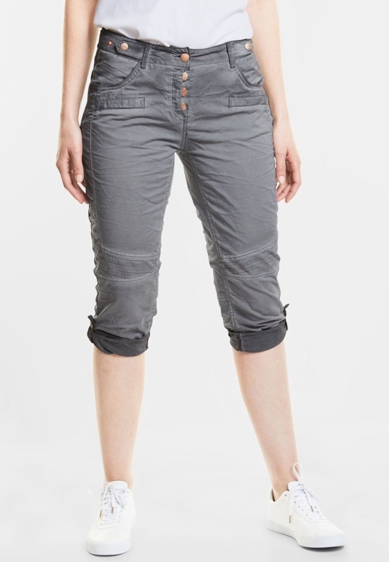 Pantalon gris raccourci en tissu léger avec deux poches avant, fermeture à trois boutons à l'avant et ourlets retroussés au bas.