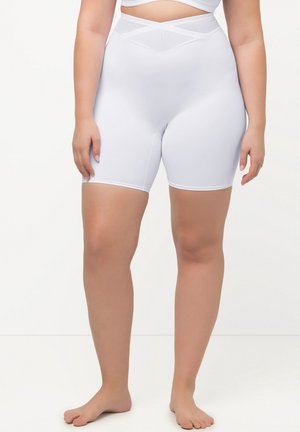 Shorts blancs taille haute au design ajusté, fabriqués en tissu lisse, avec une taille texturée et des détails de finition contrastants.