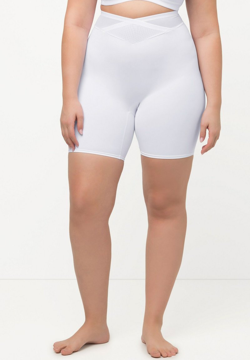 Shorts bianchi a vita alta con un design aderente, realizzati in tessuto morbido, con una vita testurizzata e dettagli di rifinitura a contrasto.
