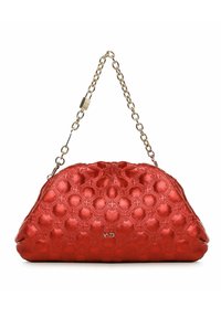 Borsa a tracolla rossa trapuntata con finitura lucida, dotata di manico in catena metallica e motivo floreale in rilievo. Logo del marchio 'V73' visibile sulla parte anteriore.