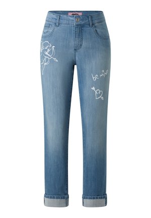 Lichtblauwe spijkerbroek met omslagzomen, met een witte Cupido met boog en pijl op de linker dij en "be mine" met hart en pijl op de rechter dij.