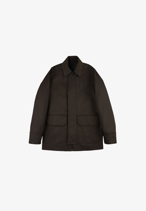 Chaqueta marrón oscuro con cuello, mangas largas, dos bolsillos delanteros con solapa y un cierre frontal oculto, colocada plana sobre un fondo blanco.