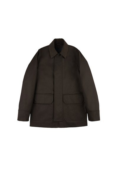 Chaqueta marrón oscuro con cuello, mangas largas, dos bolsillos delanteros con solapa y un cierre frontal oculto, colocada plana sobre un fondo blanco.