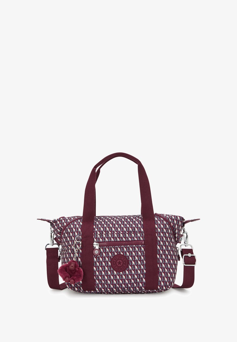 Kompakt lilla og maroon taske lavet af mønstret stof. Udstyret med dobbelte håndtag, justerbar skulderrem, lynlås lommer og en charm detalje.