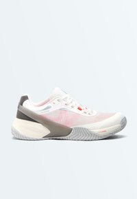 Baskets de sport blanches et rose clair avec un support de talon gris, dessus en maille, lacets blancs et semelle texturée grise portant l'inscription "COREXFOAM".