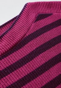Maglione lavorato a maglia con strisce orizzontali in rosa e viola scuro. Presenta un collo a costine e una superficie testurizzata.