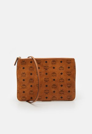 Borsa a tracolla in pelle marrone con motivo a diamante inciso e dettagli con logo. Presenta un design slim e una tracolla rimovibile.