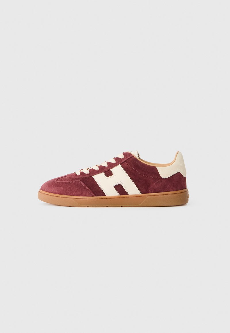 Sneaker bassa in suede bordeaux con logo "H" beige, toppa sul tallone beige, lacci coordinati e suola in gomma.
