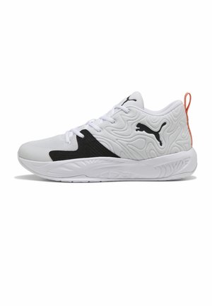 Hvid og sort atletisk Puma sneaker med tekstureret overdel, snørelukning foran, sort Puma-logo og orange trækflig på hælen mod hvid baggrund.